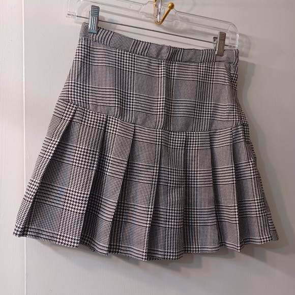 BUNDLE- 2 H&M Skirts - (1)Faux Leather Brown Skirt/(1) Pleated Houndstooth Skirt - Picture 6 of 8